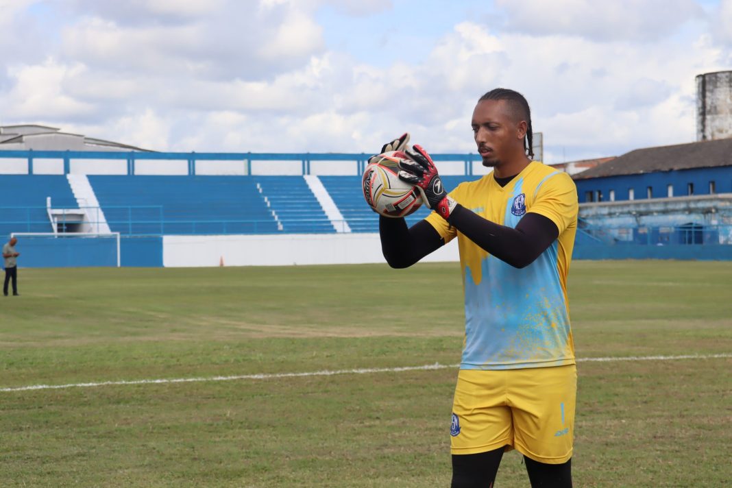 Goleiro do Audax São Mateus no Estádio Sernamby