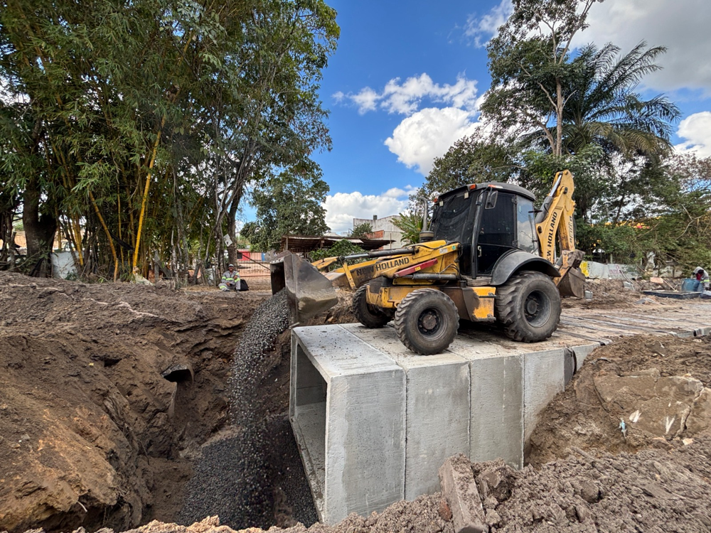 Obra de macrodrenagem em andamento no município de Pinheiros.