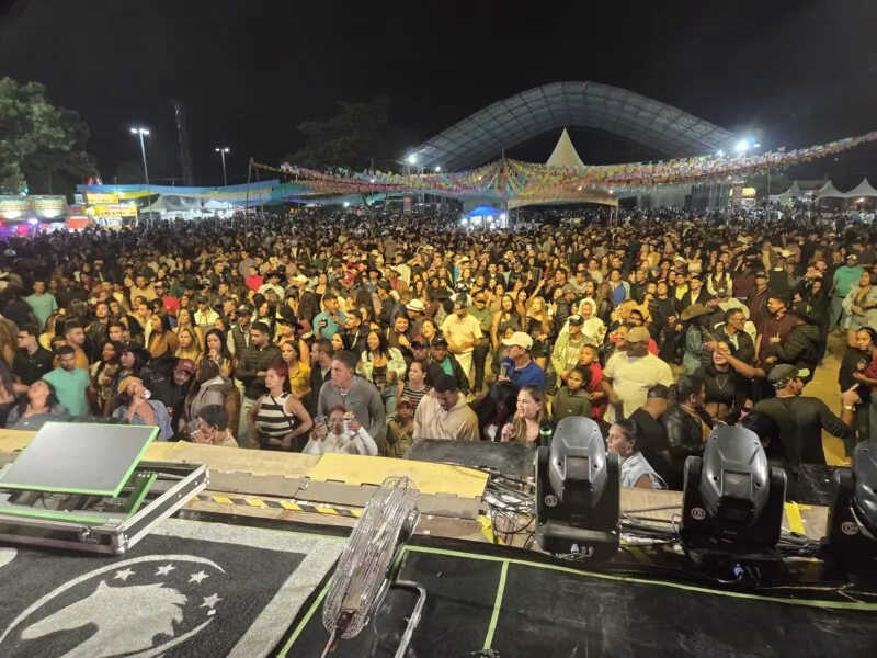 Vista do público em outra noite do São João de Itabaiana 2026.