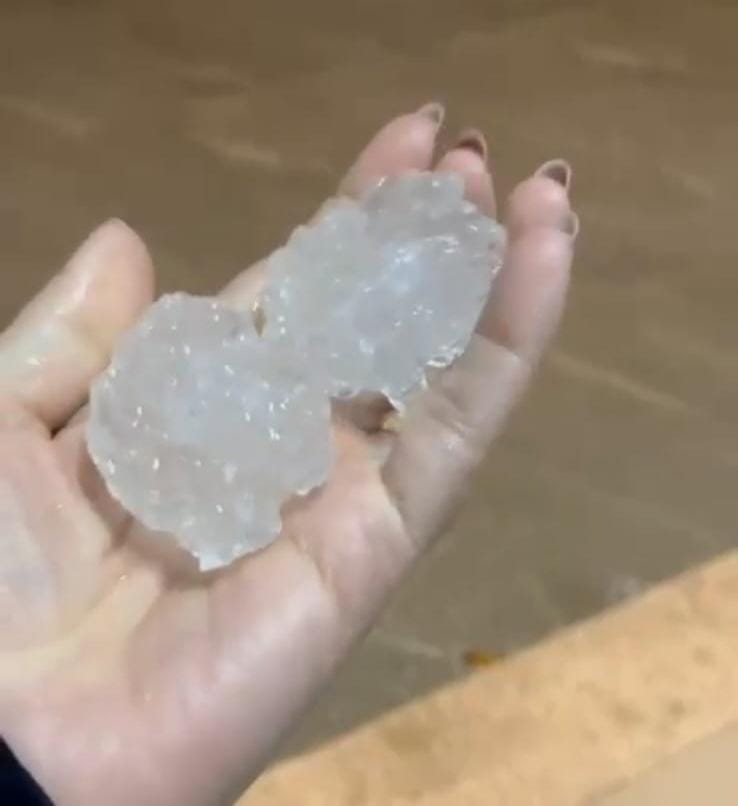 Vídeos: no início da noite, chuva de granizo surpreende moradores de Colatina e provoca danos em residências