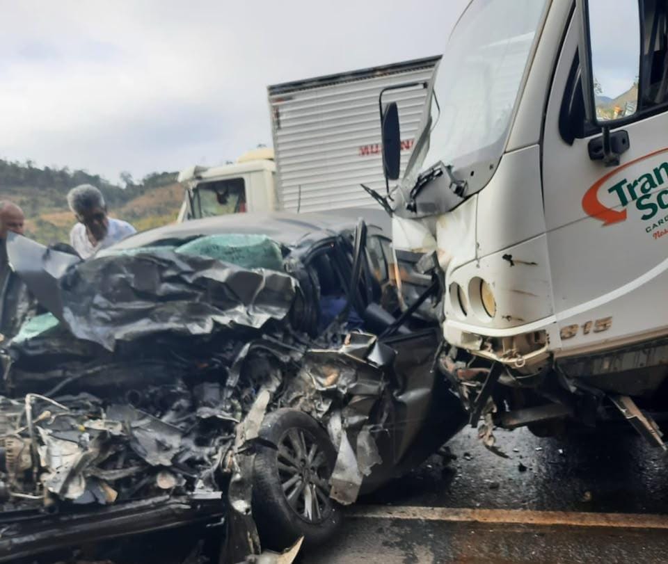 Acidente entre caminhão e carro deixa um morto e um ferido em estado grave na manhã desta quinta-feira (16), em Colatina