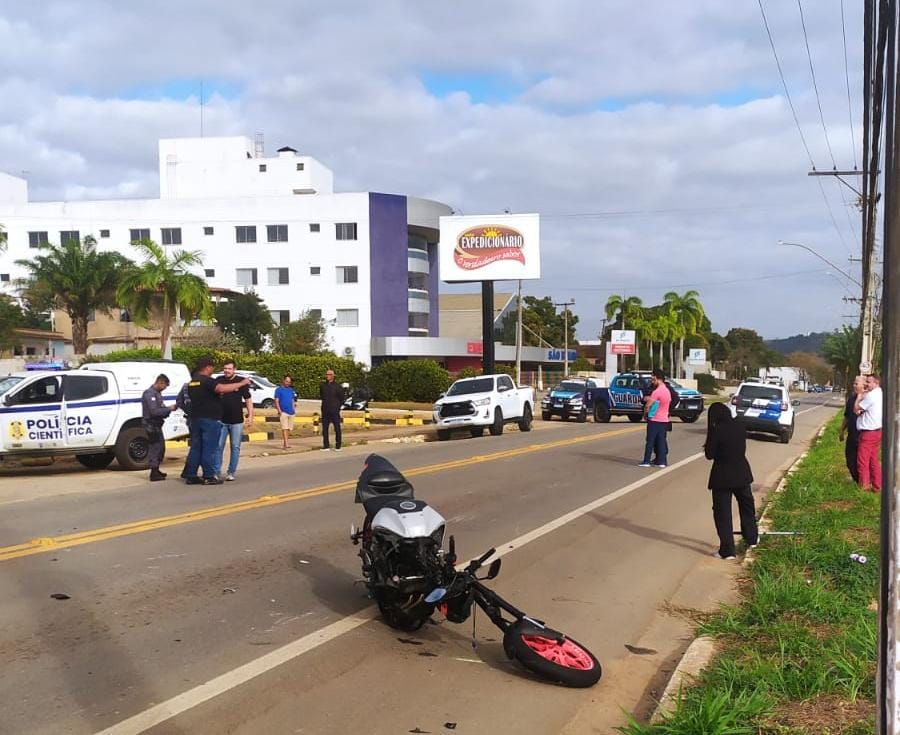 Motociclista morre em acidente com caminhão no bairro IBC, na manhã desta sexta-feira (17), em Colatina