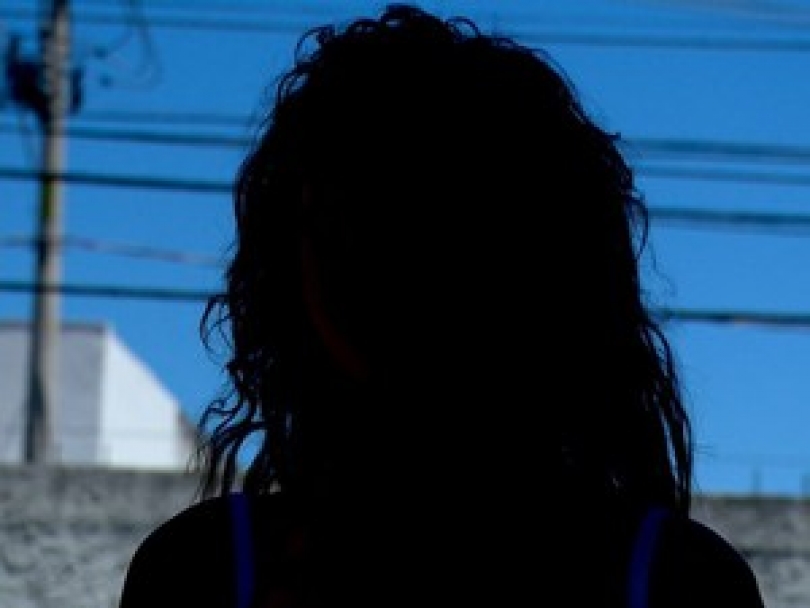 Adolescente denuncia importunação por namorado do pai e caso gera investigação em Colatina.