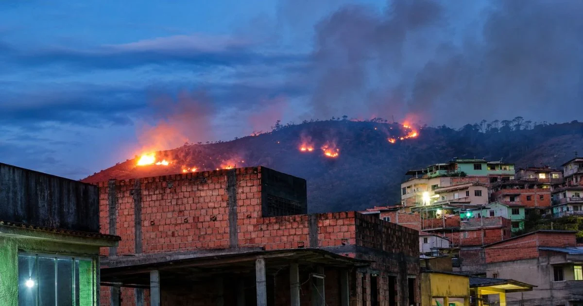 Incêndio em área de mata assusta moradores de Vitória